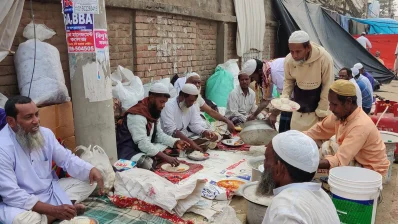 ধর্মীয় দীক্ষার পাশাপাশি দৈনন্দিন কাজে ব্যস্ত মুসল্লিরা। ছবি: খবর সংযোগ