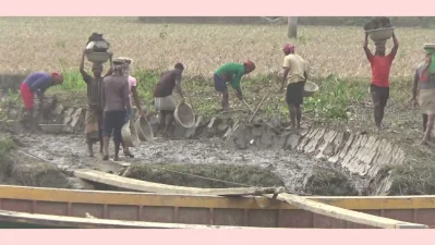 ইটের ভাটার জন্য জমির মাটি কেটে নৌকা তোলা হচ্ছে। ছবি: খবর সংযোগ