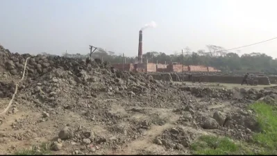 ইটেরভাটায় পাশে ফসলি জমির মাটি স্তুপ করে রাখা হয়েছে। ছবি: খবর সংযোগ