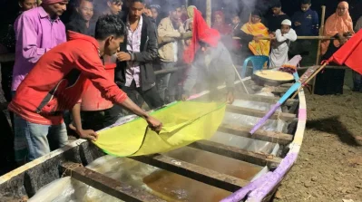 স্থানীয়দের সহযোগিতায় উৎসবের আয়োজন চলে। ছবি: খবর সংযোগ