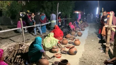 উৎসবের জন্য স্থানীয় নারীরা পিঠা তৈরিতে ব্যস্ত। ছবি: খবর সংযোগ