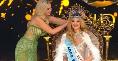 ক্রিস্টিনাকে মিস ওয়ার্ল্ডের মুকুট পরিয়ে দিচ্ছেন গত আসরের বিজয়ী