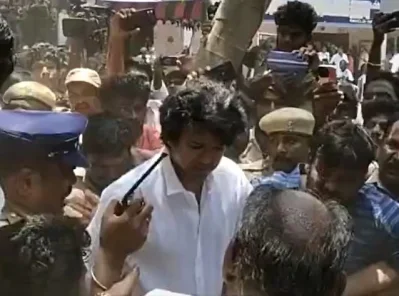 ভোটকেন্দ্রে জনতার ধাক্কায় নাজেহাল বিজয়-সংগৃহীত