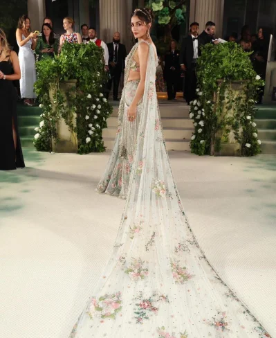 মেট গালাতে শাড়ি পরে হাজির হয়ে নজর কাড়লেন আলিয়া