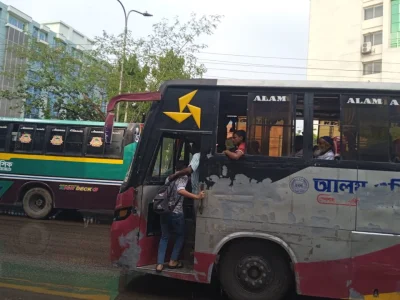 বাসে উঠার নির্দিষ্ট স্থান ছাড়াই পুলিশের চোখে ফাঁকি দিয়ে যাত্রী তুলছে আলম এশিয়া পরিবহন।