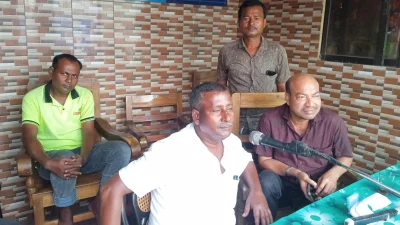 মহাখালী বাস টার্মিনালে মাইকিং করে যানজট সৃষ্টি না করতে বাস চালকদের নির্দেশনা দিচ্ছেন শ্রমিক প্রতিনিধি বৃন্দ। ছবি খবর সংযোগ