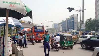 সড়কে দায়িত্ব পালনরত ট্রাফিক পুলিশের সদস্য। ছবি: খবর সংযোগ