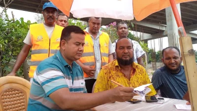 বনানীতে চেকপোস্ট বসিয়ে বাসের যাত্রী উঠানামা তদারকি করছেন বাস মালিক ও পরিবহন শ্রমিকের প্রতিনিধিবৃন্দ। ছবি: খবর সংযোগ