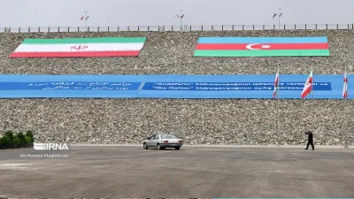 প্রকল্প এলাকা ইরান ও আজারবাইজান পতাকা দিয়ে সাজানো হয়