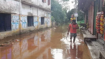 নোয়াখালীতে বন্যার পানি কমছে ধীরগতিতে। বেগমগঞ্জ উপজেলার একলাশপুর এলাকা। ছবি: সংগৃহীত