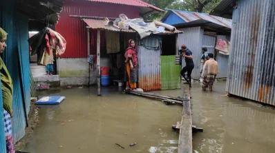 অনেক বাড়ির লোকজন চলাচল উপযোগী বিশেষ ব্যবস্থা নিজ উদ্যোগে করে নিয়েছে। ছবি: খবর সংযোগ