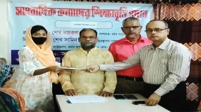 শিক্ষাবৃত্তির অনুদান তুলে দিচ্ছেন খবর সংযোগের এডিশনাল চীফ কো-অর্ডিনেটর মো. মাজহারুল হক পাঠান।