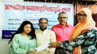 শিক্ষাবৃত্তির অনুদান তুলে দিচ্ছেন খবর সংযোগের ডিভিশনাল কো-অর্ডিনেটর মুর্শিদা খান শিখা।