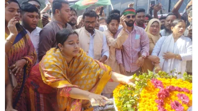 গণঅধিকার পরিষদের পক্ষ থেকে শহীদ নূর হোসেন চত্বরে ফুল দিয়ে শুভেচ্ছা জানান নেতাকর্মীরা। ছবি: খবর সংযোগ