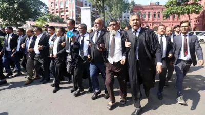 মঙ্গলবার চিন্ময় দাসকে সব মামলায় আসামি করা ও আইনজীবী হত্যার বিচার দাবিতে বিক্ষোভ করে আইনজীবীরা। ছবি: বিবিসি