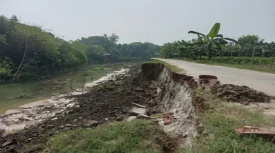 ভঙ্গনের কবলে সড়ক। ছবি: খবর সংযোগ