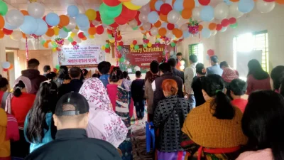 খাগড়াছড়িতে গির্জায় প্রার্থনরত খ্রিস্টান ধর্মালম্বীরা। ছবি: খবর সংযোগ