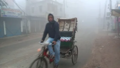 প্রচণ্ড শীতের যাত্রী পাচ্ছে না তাই খালি রিকশা নিয়ে ঘুরতে হচ্ছে চালকদের। ছবি: খবর সংযোগ