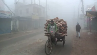 এই শীতে বেশি বিপাকে আছে নিম্ন আয়ের খেটে খাওয়া মানুষগুলো। ছবি: খবর সংযোগ
