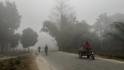 হাড় কাঁপানো শীতের মধ্যে কাজে বেরিয়েছেন খেটে খাওয়া মানুষগুলো। ছবি: খবর সংযোগ