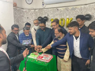 কেক কেটে খবর সংযোগের ১ লাখ সাবস্ক্রাইবার সেলিব্রেশন, ছবি: খবর সংযোগ