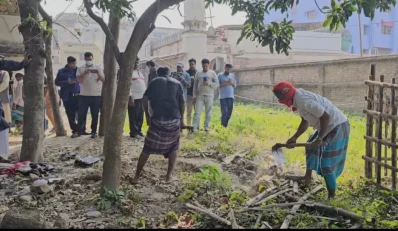 কবর খোঁড়ছেন শ্রমিকরা। ছবি: খবর সংযোগ