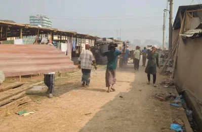 কাজের ব্যস্ত শ্রমিকরা। ছবি: খবর সংযোগ