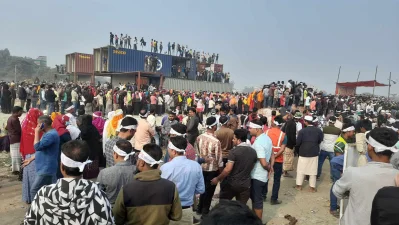 মাথায় সাদা কাপড় বেধে গণসমাবেশে বিক্ষুব্ধ শ্রমিরা। ছবি: খবর সংযোগ