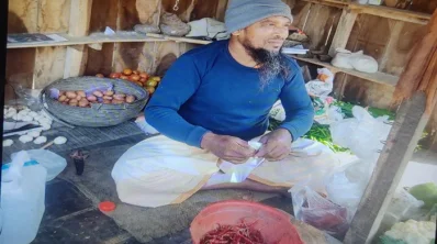 টং দোকানের বসে সবজি বিক্রিতে ব্যস্ত নাদিয়া বাবা আবুবক্কর। ছবি: খবর সংযোগ