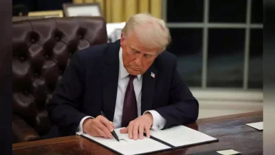 একটি নির্বাহী আদেশে সই করছেন ডোনাল্ড ট্রাম্প