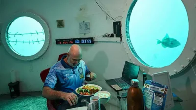 পানামা উপকূলে নিজের ৩০ মিটারের ক্যাপসুলের (বাসা) ভেতরে খাবার খাচ্ছেন কোচ। ছবি: সংগৃহীত