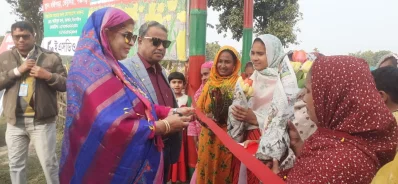 ফিতা কেটে বাগান উন্মুক্ত করেন ড. মুহম্মদ শহীদ উজ জামান ও ড. সেলিমা আখতার দম্পতি। ছবি: খবর সংযোগ