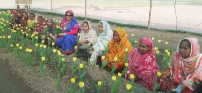 নিজ হাতে গড়া বাগানে নারী শ্রমিকরা। ছবি: খবর সংযোগ