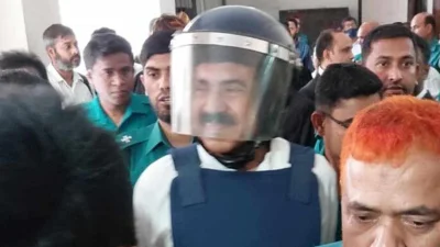 হাসতে হাসতে যাচ্ছেন হাজতখানায়