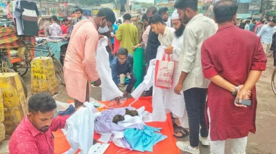 ফুটপাতের পণ্যের প্রসরা নিয়ে বসে বিক্রেতা, রয়েছে ক্রেতার ভিড়। ছবি: খবর সংযোগ