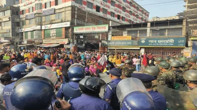 আইনশৃঙ্খলা বাহিনীর সদস্যরা আন্দোলনরত শ্রমিকদের বুঝিয়ে সড়ক থেকে সরিয়ে নেয়। ছবি: খবর সংযোগ