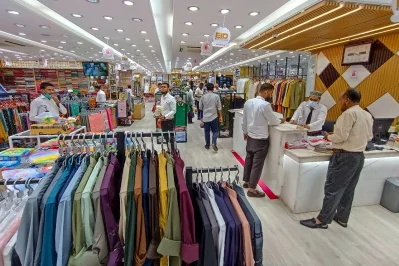 পাঞ্জাবি দোকানে ক্রেতারা। ছবি: খবর সংযোগ