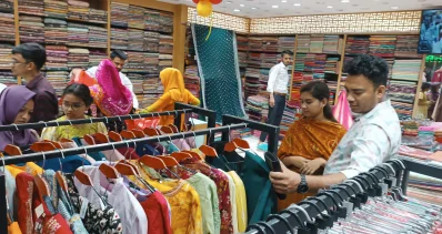 থ্রিপিস দেখায় ব্যস্ত কয়েকজন ক্রেতা। ছবি: খবর সংযোগ