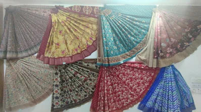 শো রুমে শাড়ির প্রসরা। ছবি: খবর সংযোগ