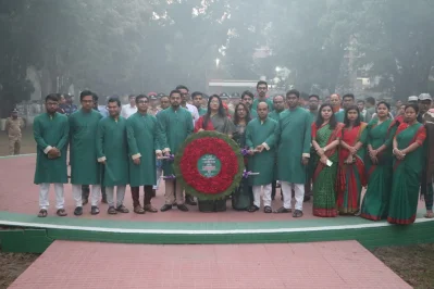 টাঙ্গাইলে ফুল দিয়ে শহীদের প্রতি শ্রদ্ধার জানায় সকল শ্রেণি পেশার মানুষ। ছবি: খবর সংযোগ