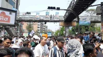 সায়েন্সল্যাবে বিক্ষোভ মিছিল করেন স্কুল-কলেজের শিক্ষার্থীসহ বিভিন্ন বেসরকারি প্রতিষ্ঠানের কর্মকর্তা-কর্মচারীরা