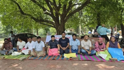 কুয়েট শিক্ষার্থীদের সঙ্গে অন্যান্য বিশ্ববিদ্যালয়ের শিক্ষার্থীরাও একাত্মতা প্রকাশ করে। ছবি: সংগৃহীত