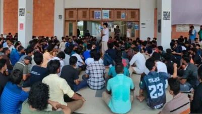 কুয়েটে অন্দোলনরত শিক্ষার্থীরা। ছবি: সংগৃহীত