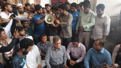 অনশনরত শিক্ষার্থীদের পাশে শিক্ষা উপদেষ্টা সি আর আবরার। ছবি: সংগৃহীত