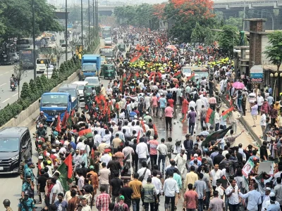 খালেদা জিয়াকে অভ্যর্থনা জানাতে সড়কে বিএনপি নেতা-কর্মীদের ঢল। ছবি: খবর সংযোগ