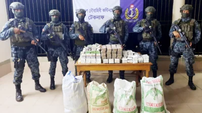 বাংলাদেশ নৌবাহিনী অভিযান চালিয়ে বিপুল পরিমাণ চেতনানাশক ওষুধ জব্দ করে। ছবি: আইএসপিআর