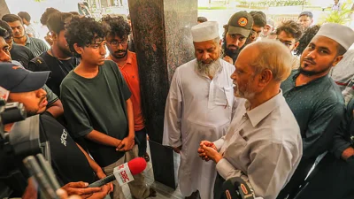 শিক্ষার্থীদের সঙ্গে কথা বলেন অন্তর্বর্তীকালীন উপাচার্য অধ্যাপক হজরত আলী।