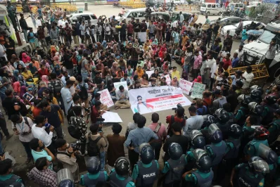 রোববার সকাল থেকে শাহবাগ থানার সামনে অবস্থান নিয়েছেন শিক্ষার্থীরা। ছবি: সংগৃহীত