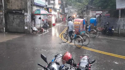 বৃষ্টিতে কর্মজীবী মানুষদের দুর্ভোগ পোহাতে হচ্ছে। ছবি: সংগৃহীত