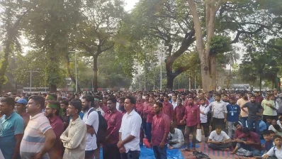 ৭ দফা দাবিতে শহীদ মিনারে পল্লী বিদ্যুতের অবস্থান কর্মসূচি। ছবি: খবর সংযোগ